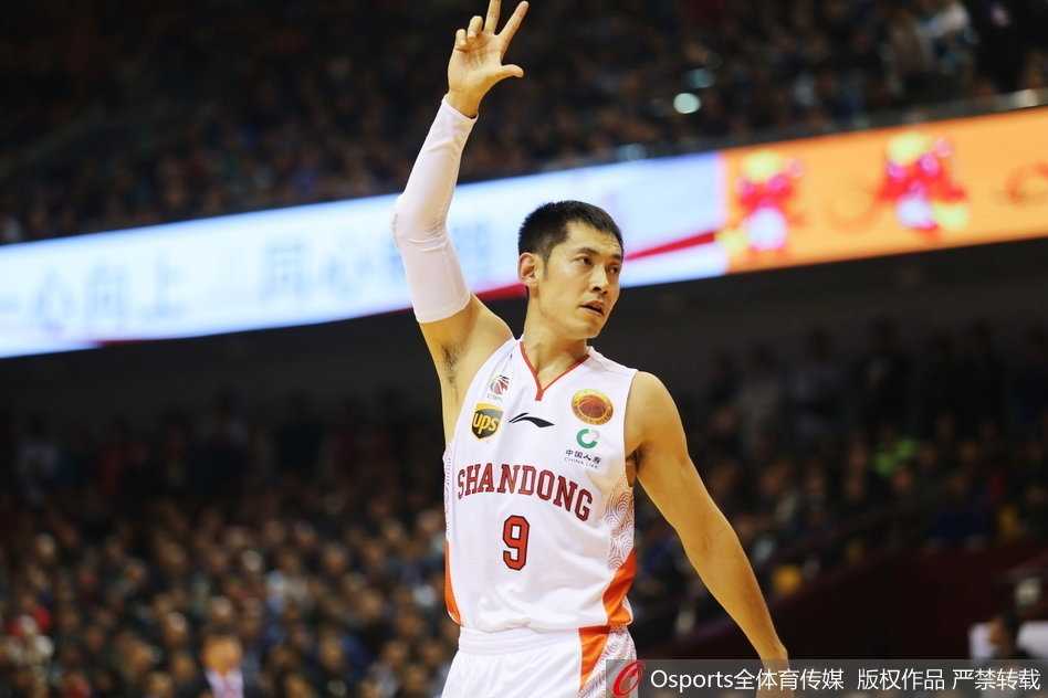 丁彦雨航狂砍42分献绝杀封盖,山东男篮主场惊天逆转山西 比赛最后2.9秒,丁彦雨航完成准绝杀后振臂高呼,眼神中充满杀气与坚定,这一刻他就是球场的主宰。