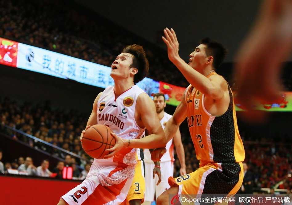 丁彦雨航狂砍42分献绝杀封盖,山东男篮主场惊天逆转山西 面对山西队三人合围,丁彦雨航毫无惧色,腾空而起上演滑翔上篮,身体在空中完全舒展,尽显MVP风采。