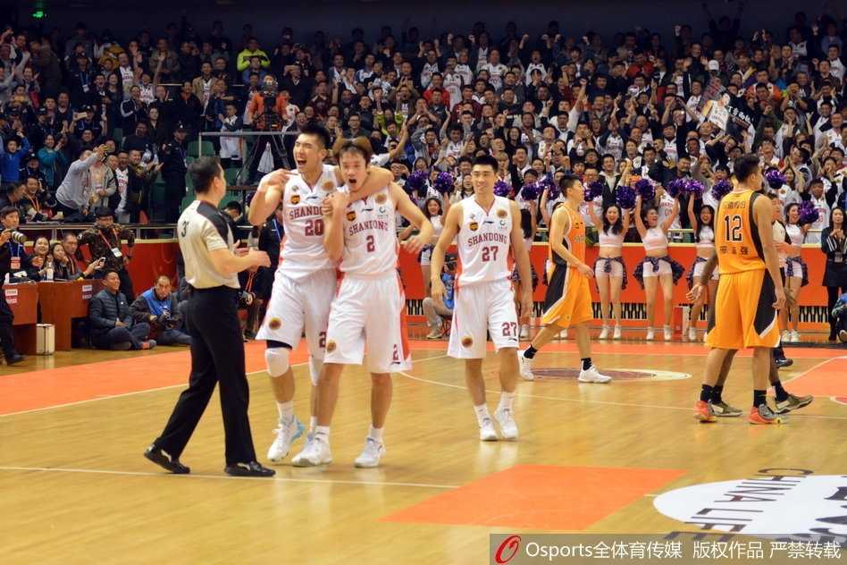 丁彦雨航狂砍42分献绝杀封盖,山东男篮主场惊天逆转山西 丁彦雨航面对防守球员,在高速运球中突然急停,高高跃起完成骑马射箭,篮球应声入网,姿势美如画。