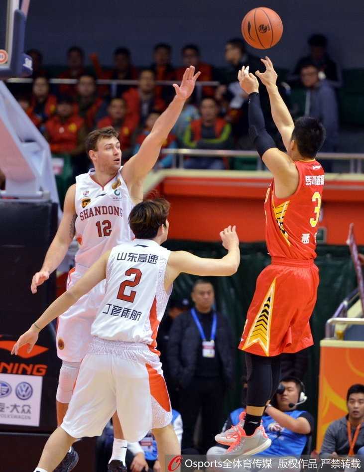 丁彦雨航外线持球面对防守，眼神坚毅准备启动突破