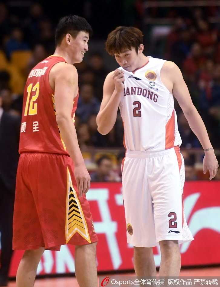 山东队获胜后，丁彦雨航与队友莫泰尤纳斯击掌相庆