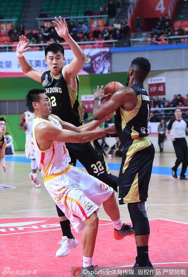 丁彦雨航狂砍三十五分难救主,同曦三外援爆发终结山东七连胜 阿巴斯像一道黑色闪电,持球强硬杀向山东队禁区,面对补防毫无惧色,篮下瞬间风声鹤唳。