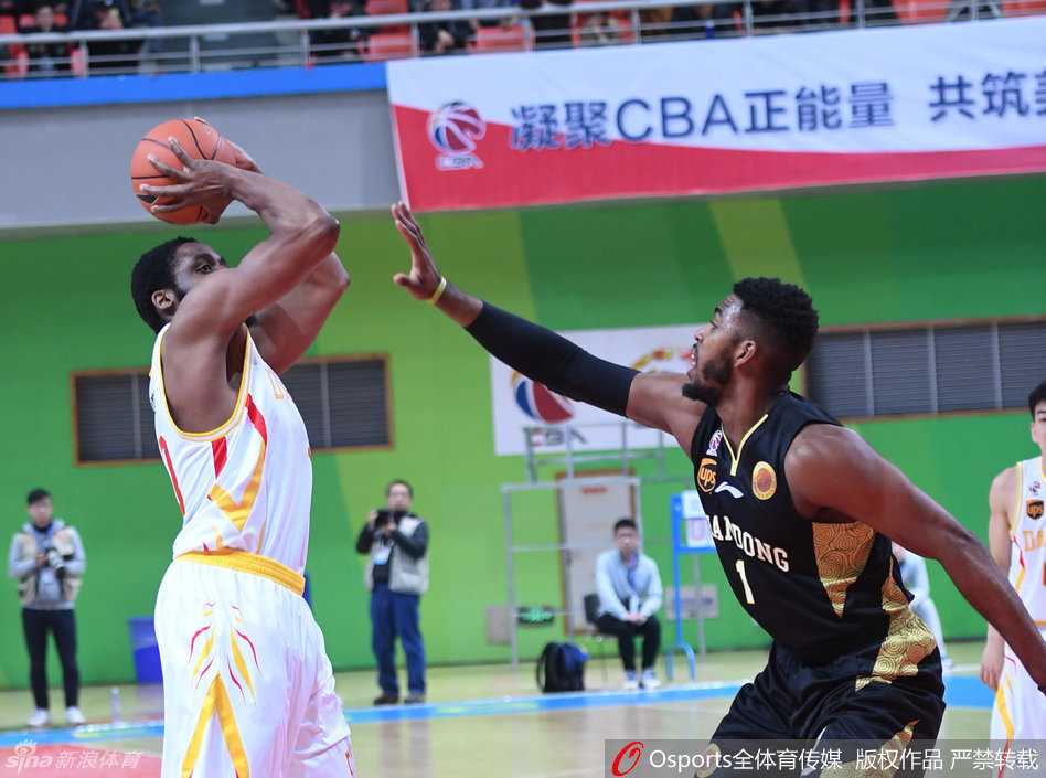 丁彦雨航狂砍三十五分难救主,同曦三外援爆发终结山东七连胜 篮下风起云涌,迪奥古旱地拔葱,用一记遮天蔽日的强行封盖拒绝山东队的上篮,尽显内线猛兽本色。