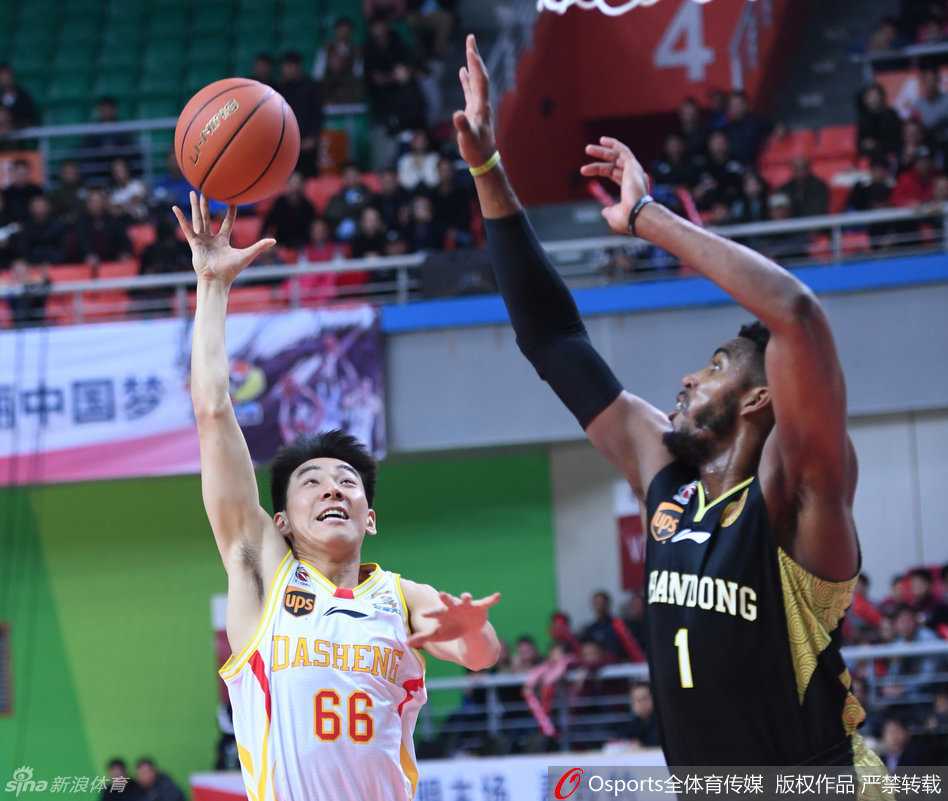 丁彦雨航狂砍三十五分难救主,同曦三外援爆发终结山东七连胜 邓特蒙面对防守从容观察,试图寻找撕开防线的缝隙,而睢冉则在一旁全神贯注,随时准备看防自己的目标。