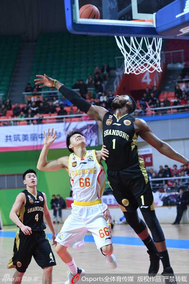 丁彦雨航狂砍三十五分难救主,同曦三外援爆发终结山东七连胜 迪奥古高高跃起,用一记势大力沉的跳投惩罚对手,吴轲虽然奋力跳起封盖,却依然无法阻挡皮球坠入篮筐。