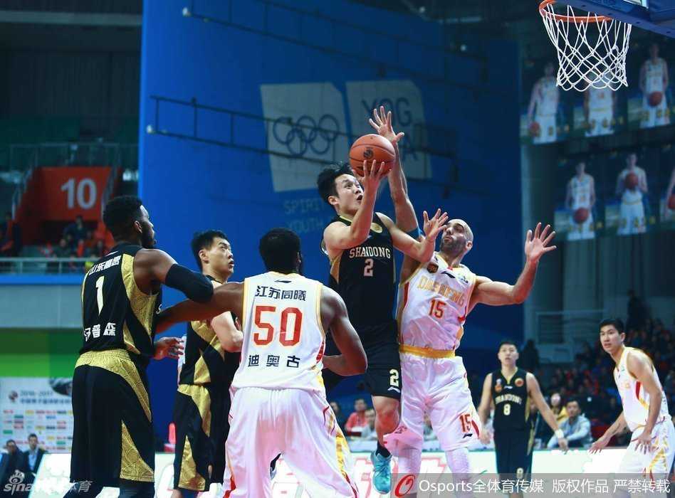丁彦雨航狂砍三十五分难救主,同曦三外援爆发终结山东七连胜 丁彦雨航眼神坚毅,运球直杀篮下,如同出鞘的利刃,准备强行撕裂同曦队的整条防线。