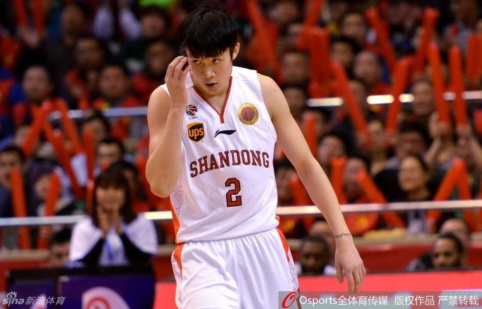 训练场上的小丁挥汗如雨，白色训练服已被汗水浸透，他随手撩起湿漉漉的头发，专注的神情仿佛在打磨最锋利的剑。