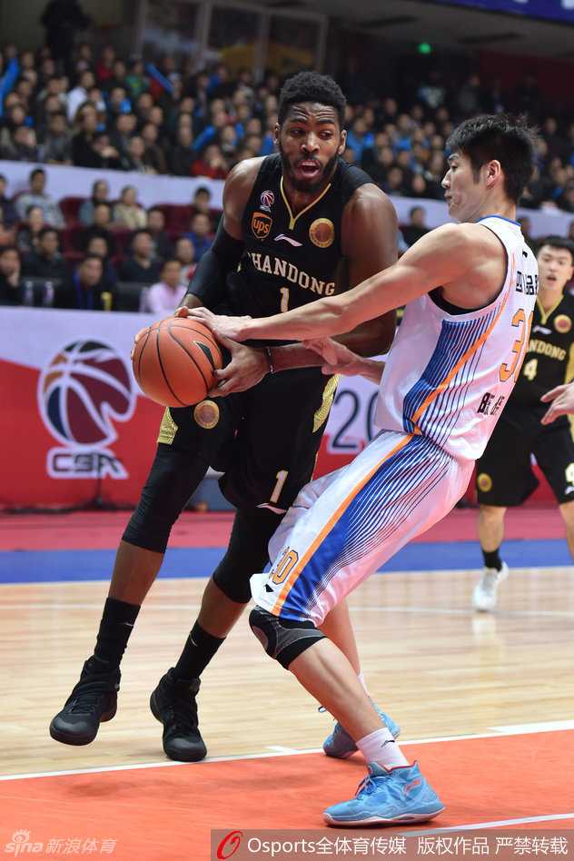 山东外援汤普森内线强打哈达迪，肌肉碰撞迸发力量火花，完成得分后与队友激情击掌相庆