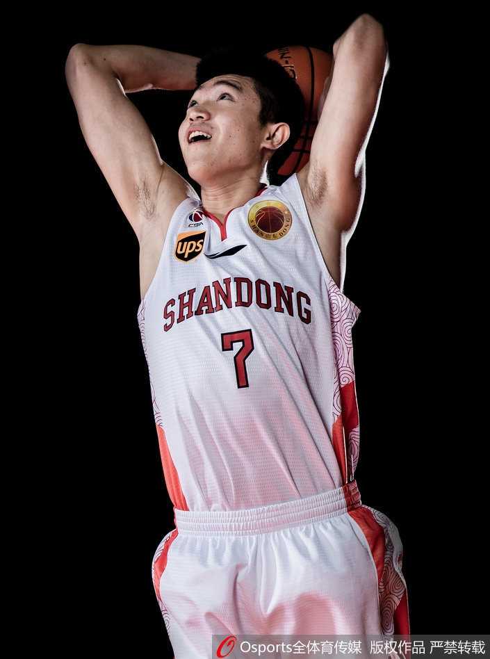 山东全队围成一圈怒吼加油，众志成城剑指新赛季总冠军