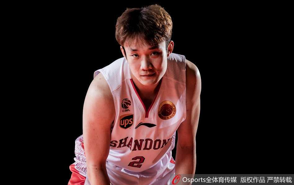 丁彦雨航眼神坚毅如炬，身披山东高速战袍霸气外露