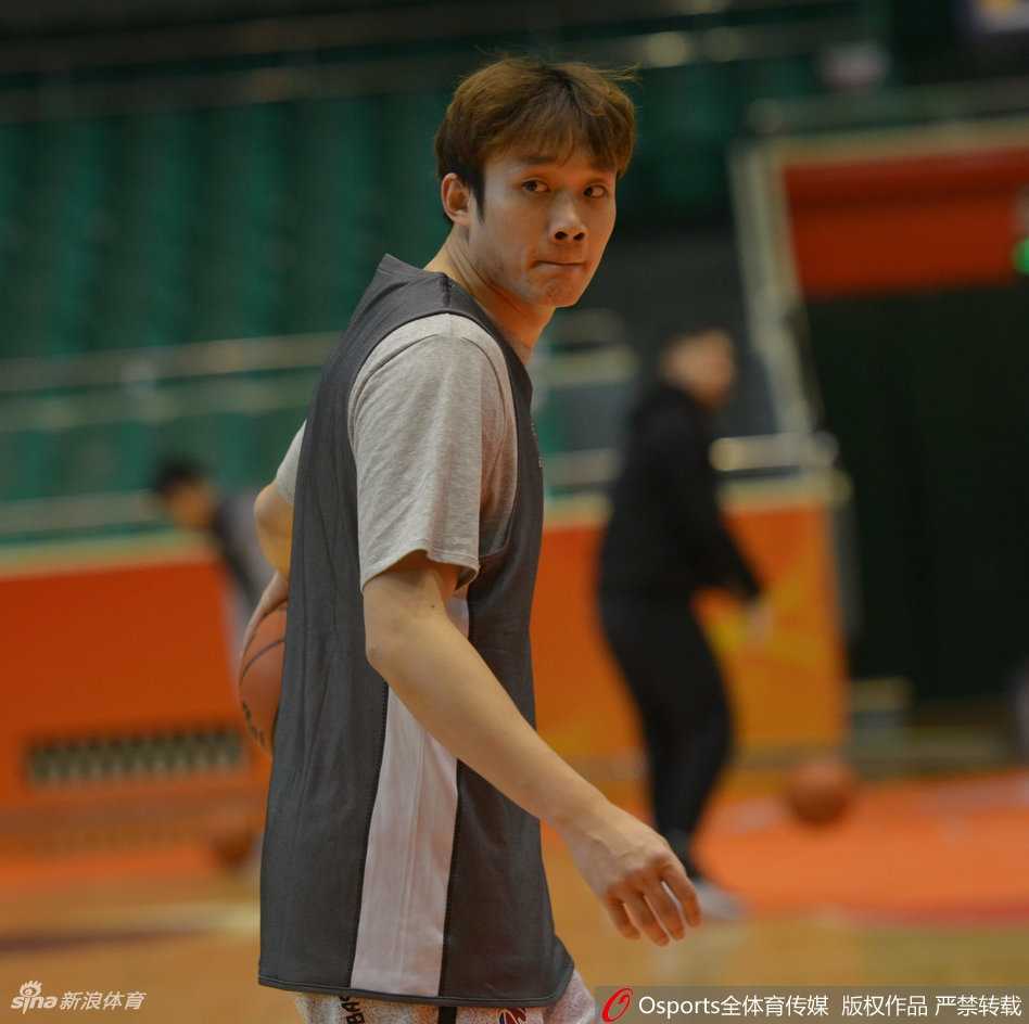 小丁在赛前热身中闲庭信步，调整呼吸，为即将到来的恶战做好心理准备