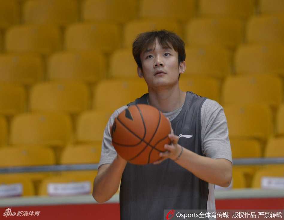 丁彦雨航赛前进行突破上篮练习，步伐矫健，爆发力十足，预示本场将频繁冲击篮下