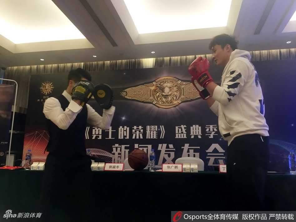 丁彦雨航跨界打拳击,这虎虎生风的架势到底专不专业 丁彦雨航眼神专注,奋力向前方击出一记重拳,肌肉线条在短袖下紧绷,颇有几分职业拳手的风采。