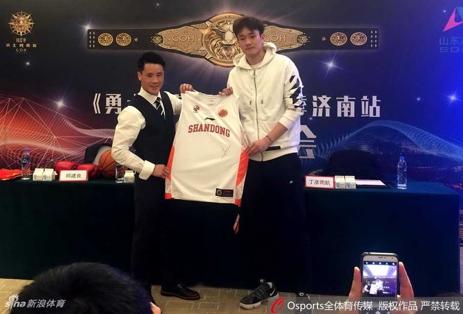 丁彦雨航跨界打拳击,这虎虎生风的架势到底专不专业 在搏击名将邱建良的指导下,丁彦雨航认真模仿着拳击动作,两人因身高差形成的画面十分有趣,小丁的脸上写满了对这项全新运动的好奇与投入。