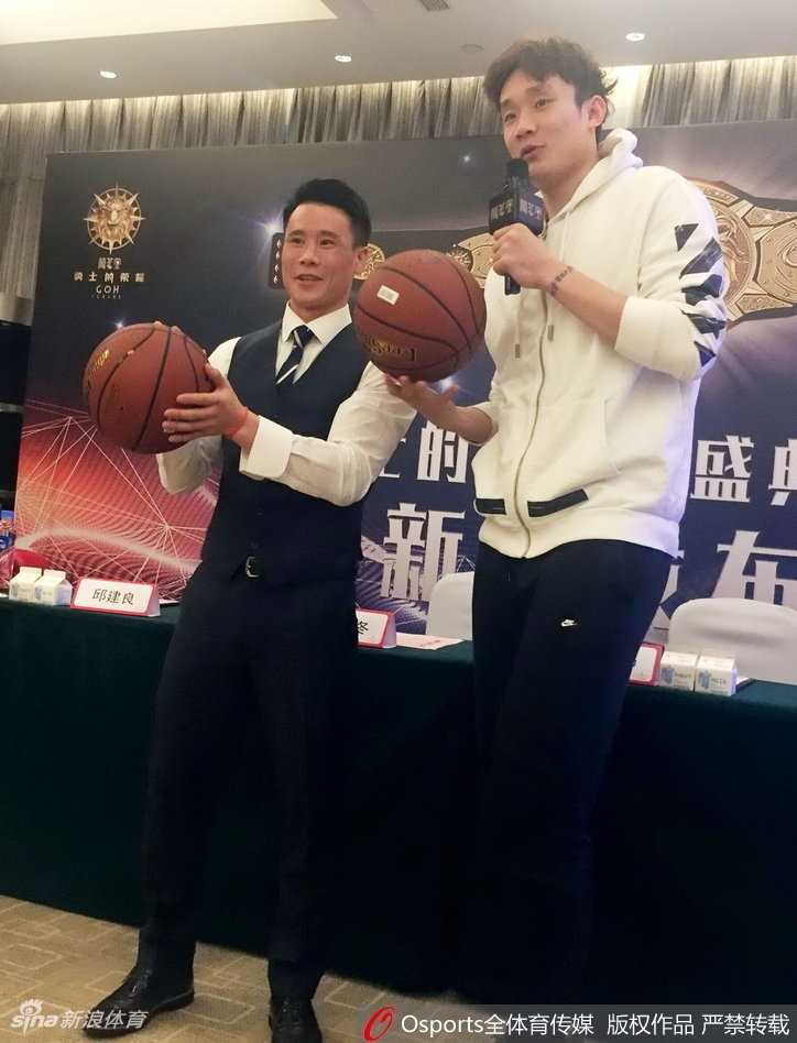 丁彦雨航跨界打拳击,这虎虎生风的架势到底专不专业 丁彦雨航双手紧贴面部做好防守姿态,眼神锐利地盯着前方,仿佛在拳台上严阵以待,平时在篮球场上的统治力此刻转化为了拳击手的警觉。