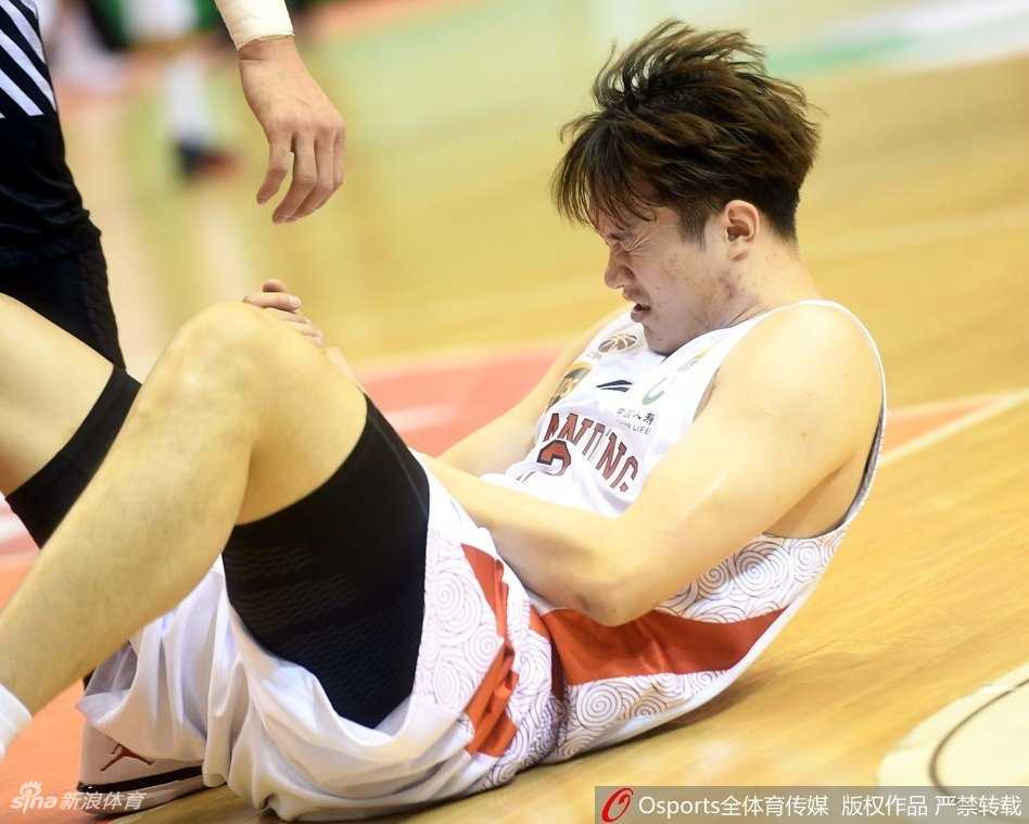 丁彦雨航重伤之夜回首望,那两针封闭如何改写了中国篮球的十年锋线命运 处理完伤势后,丁彦雨航重新站起来准备登场,全场球迷报以雷鸣般的掌声。他高举双手回应大家的支持,尽管手腕仍隐隐作痛,但他的背影依然挺拔,像是即将出征的战士。