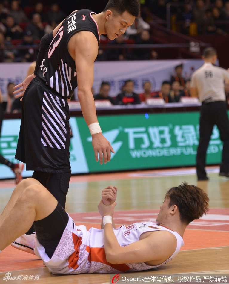 丁彦雨航重伤之夜回首望,那两针封闭如何改写了中国篮球的十年锋线命运 丁彦雨航坐在场边的板凳席上,低垂着头,工作人员拿来冰袋为他紧急冰敷手腕。他紧咬嘴唇,一言不发,周围的喧嚣仿佛与他无关,只有那肿胀的手腕记录着刚刚发生的惨烈一幕。