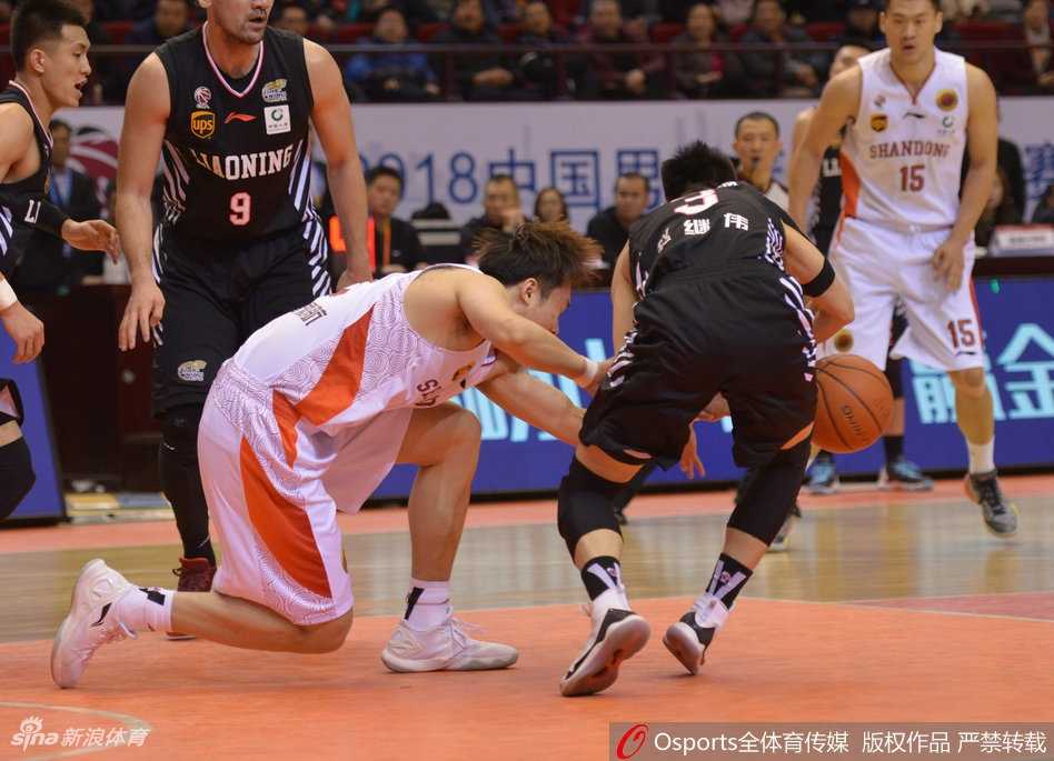 丁彦雨航重伤之夜回首望,那两针封闭如何改写了中国篮球的十年锋线命运 队医迅速冲入场内,蹲在丁彦雨航身边仔细检查他的手腕伤势,小丁的表情依旧痛苦,汗水已经浸湿了他的发梢,场馆的灯光打在他脸上,映出那份不甘与坚毅。