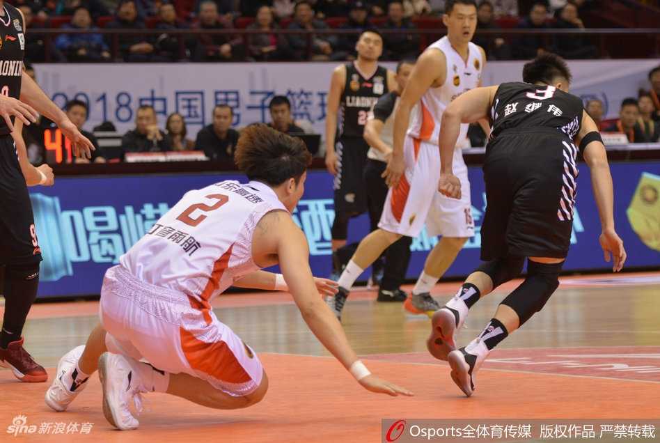 丁彦雨航重伤之夜回首望,那两针封闭如何改写了中国篮球的十年锋线命运 丁彦雨航在队友的搀扶下缓缓起身,他的眼神中透露出不甘与坚定,仿佛在告诉教练和队友:我还行,还能打。身后的看台上,无数山东球迷起身张望,眼神中满是担忧。