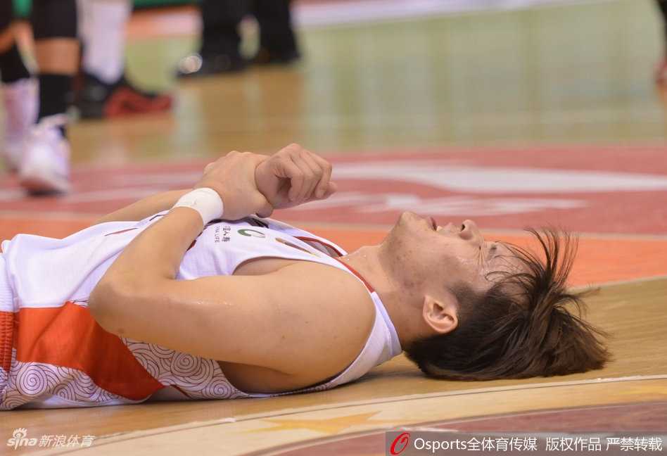 丁彦雨航重伤之夜回首望,那两针封闭如何改写了中国篮球的十年锋线命运 丁彦雨航在场边接受紧急治疗,他伸出手臂配合队医,眼神却始终望向赛场方向,那里激战正酣。他迫不及待想要回归,这种对胜利的渴望溢于言表。