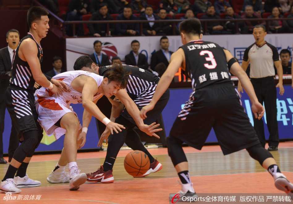 丁彦雨航重伤之夜回首望,那两针封闭如何改写了中国篮球的十年锋线命运 丁彦雨航在CBA赛场上不慎摔倒,右手手腕传来剧痛,他紧锁眉头,面部肌肉因疼痛而紧绷,身体蜷缩成一团,身边的辽宁队球员也关切地回头望向这位顽强的对手。