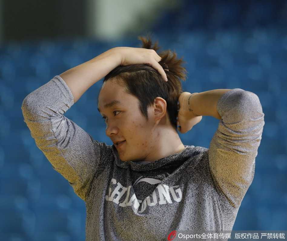 丁彦雨航穿着休闲卫衣，对着镜头比出胜利的手势，笑容灿烂充满阳光气息。