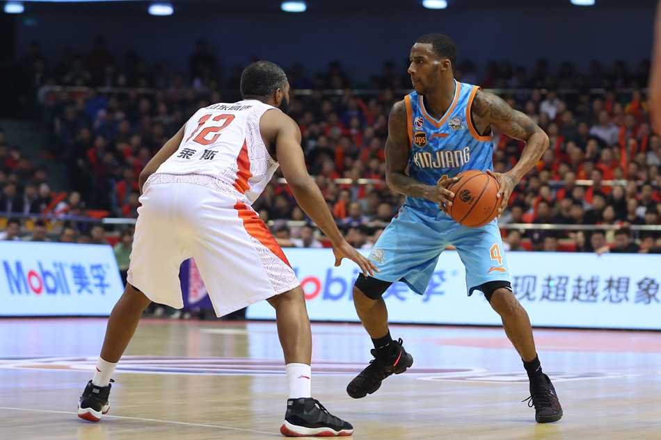 亚当斯面对山东男篮三名防守球员形成的包围圈，毫无惧色，低头寻找突破的缝隙，试图撕裂防线。