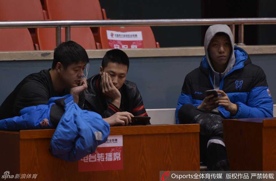 训练结束后，所有队员围坐在场边，有的低头沉思，有的抬头看向教练，大家都在静静聆听，为即将开始的决战做最后的心理准备。