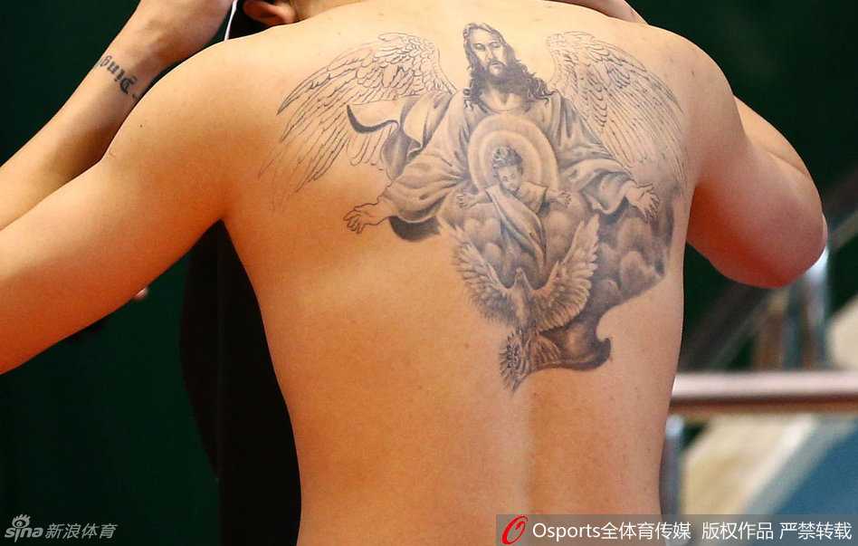 丁彦雨航,那个身披齐鲁战袍的“四字外援” 面对新疆队强力外援布莱切的贴防,丁彦雨航毫无惧色,坚定地运球突破,眼神中燃烧着对胜利的极度渴望。