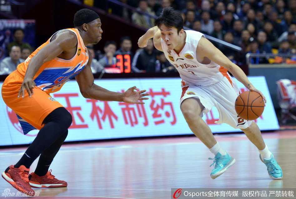 丁彦雨航,那个身披齐鲁战袍的“四字外援” 丁彦雨航在后背补全了雄鹰翅膀纹身,他赤膊训练,每一滴汗水都折射出为了重返赛场、为了心中梦想而付出的不懈努力。