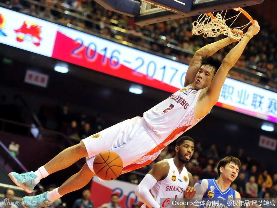 丁彦雨航,那个身披齐鲁战袍的“四字外援” 丁彦雨航腾空而起,面对防守球员单手劈扣,整个球馆的空气仿佛瞬间凝固,只剩下震撼的暴扣声。