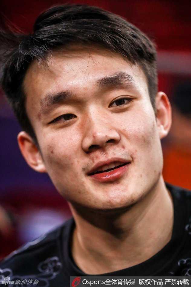 丁彦雨航,那个身披齐鲁战袍的“四字外援” 比赛结束的瞬间,耗尽最后一丝力气的丁彦雨航瘫倒在队友怀里,需要被搀扶才能起身离场,眼神中透着疲惫与不屈。