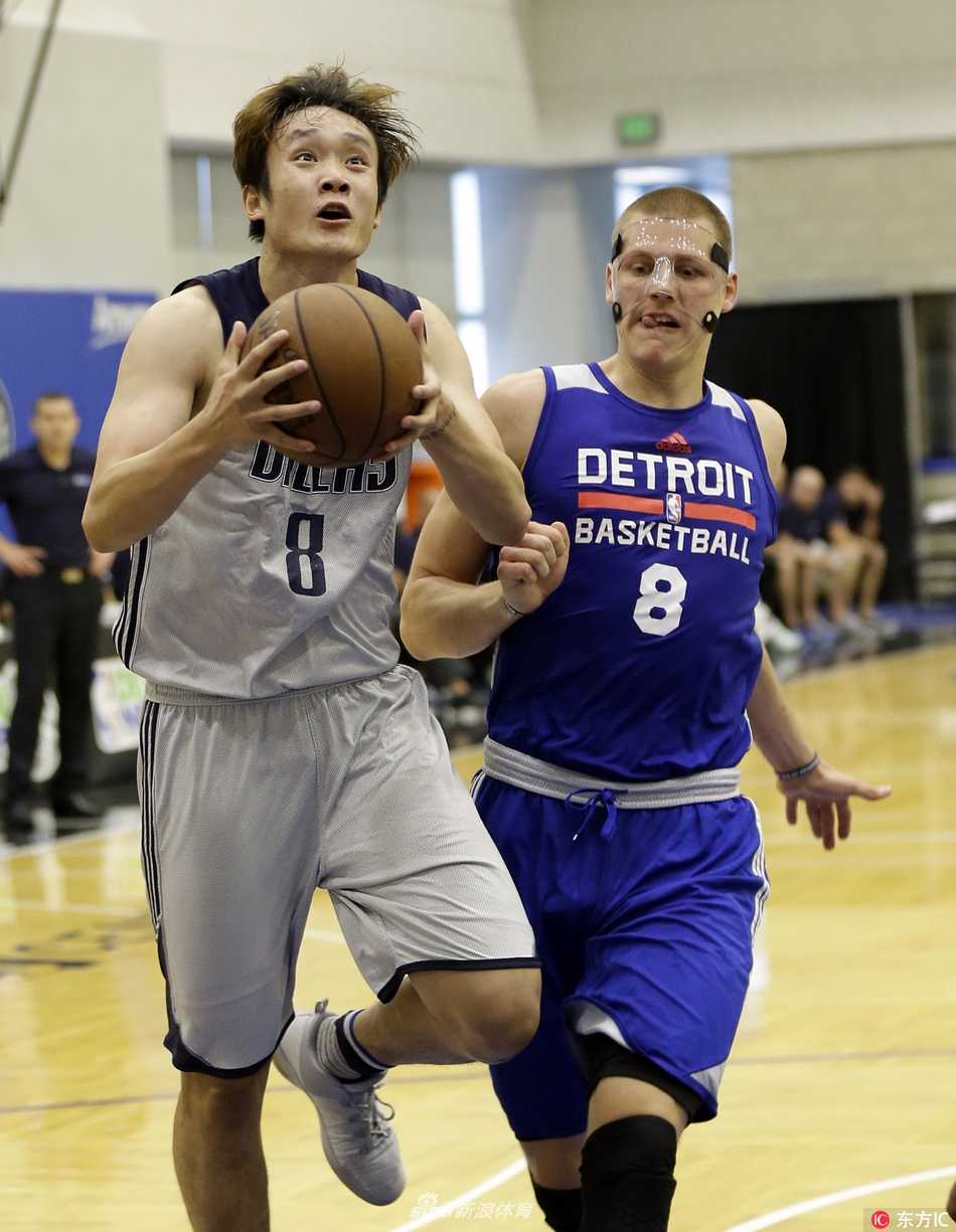 在长人如林的禁区内，丁彦雨航高高跃起，如同展翅的雄鹰，以一记势大力沉的封盖拒绝了对手的上篮，捍卫了球队的禁区。