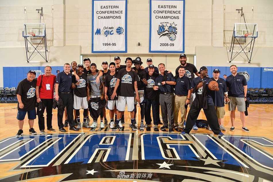 比赛暂停间隙，丁彦雨航与队友们围成一圈，肩并肩手搭手，全队合影的瞬间凝聚了这支夏季联赛队伍的战斗情谊与团队力量。