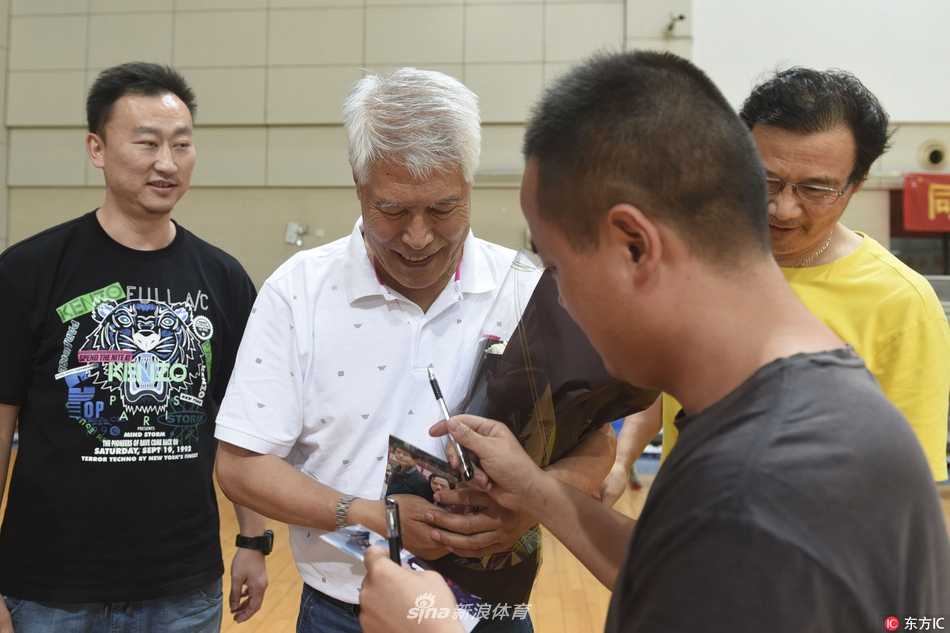 面对热情的球迷和俱乐部人员，蒋兴权脸上露出淡淡的微笑，岁月的风霜在他脸上刻下了痕迹，但那份对篮球的热爱与执着丝毫未减。