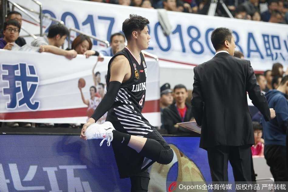 辽宁后场核心郭艾伦面对福建队的严密防守，用一个灵巧的变向突破过人，瞬间撕开防线，准备冲击篮筐。