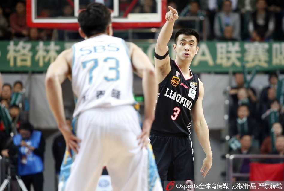 在比赛最后时刻，久疏战阵的贺天举替补登场，现场球迷为他送上鼓励的掌声，宣告这位锋线悍将的正式回归。