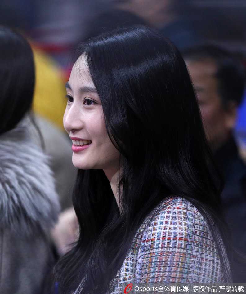 陈江华与妻子聂慧丹，曾经晃过科比的追风少年已为人父，妻子风韵犹存，双胞胎儿子完美继承了父亲的篮球基因。