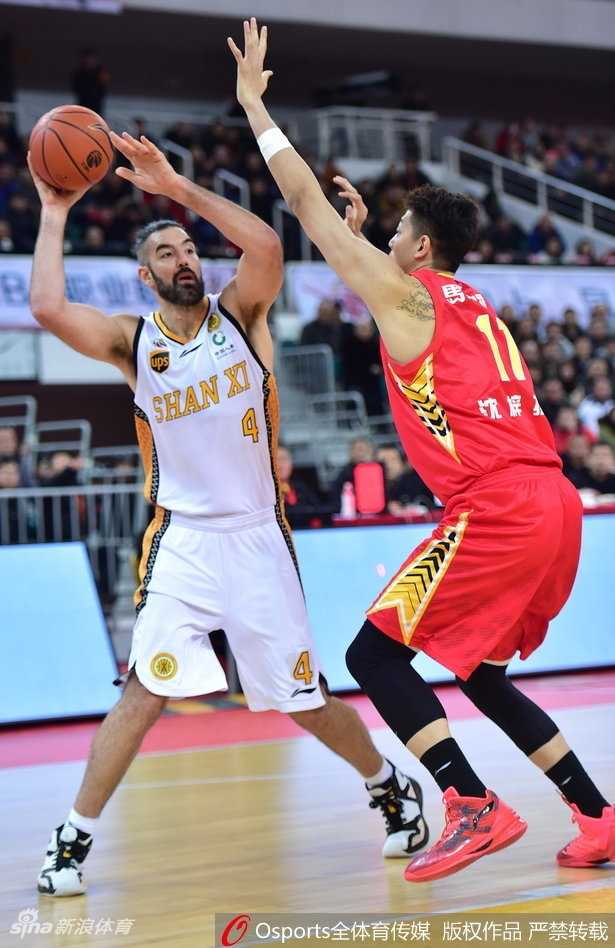 “钻石”斯科拉低位背打，眼神坚毅肌肉紧绷，经验与力量的完美结合