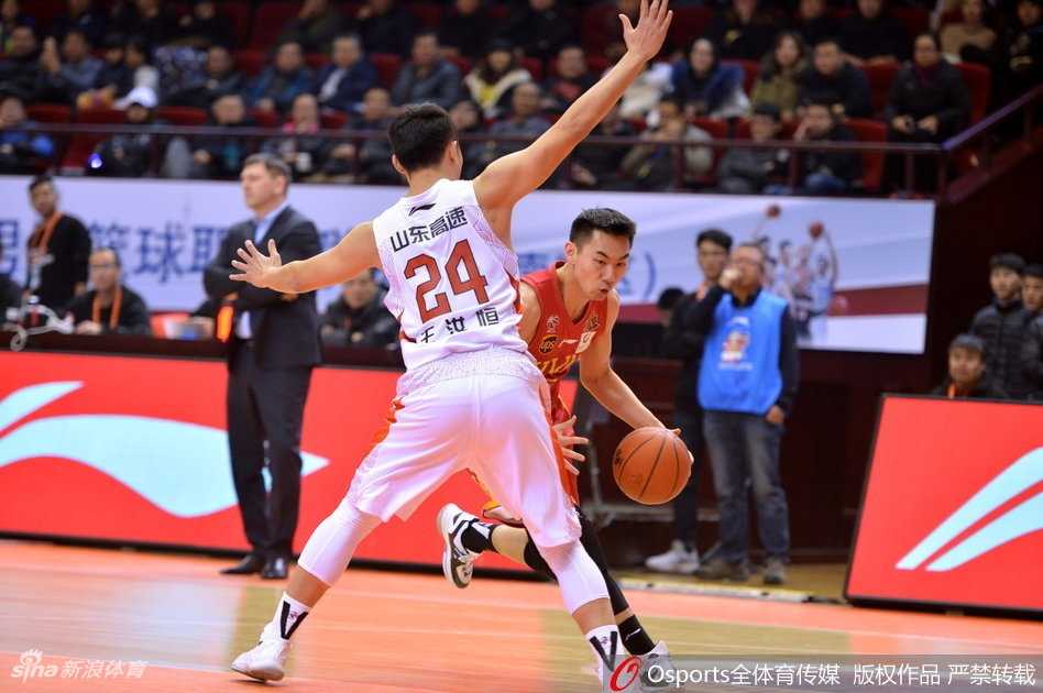 “张三疯”此役名不虚传，张庆鹏在三分线外手起刀落，用全场8记三分的神奇表现彻底点燃了主场球迷的热情。