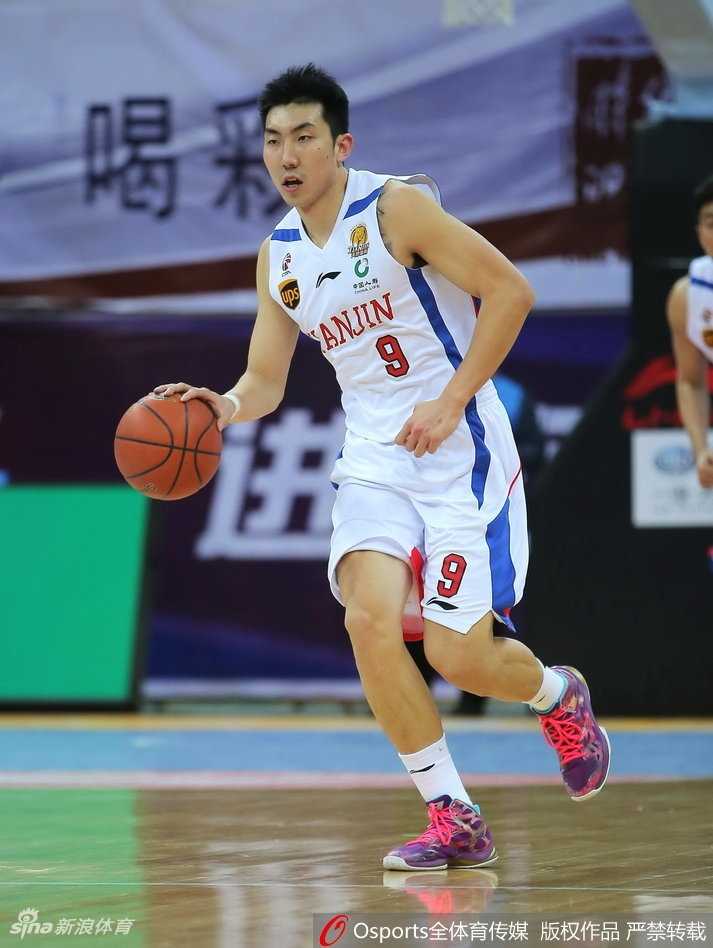 广州队外援福格在严密防守下强行突破，他眼神坚毅，面对天津队的重重包围依然试图撕开防线，为球队寻找得分机会。