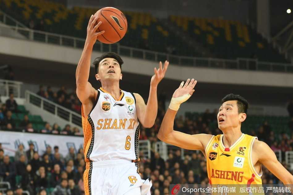 同曦队核心巴赫拉米面对防守悍将，眼神坚毅，手起刀落稳稳命中关键三分，这一球浇灭了山西队的反扑气焰。