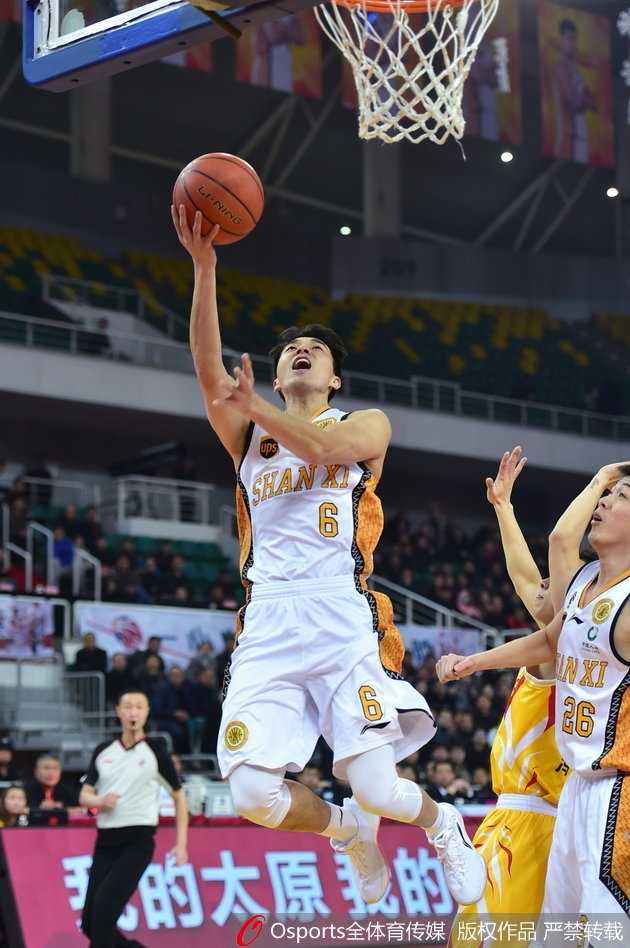 同曦队外援希克森在山西队内线高高跃起，以一记势大力沉的单手劈扣点燃了客场替补席的激情，防守球员只能无奈仰望。