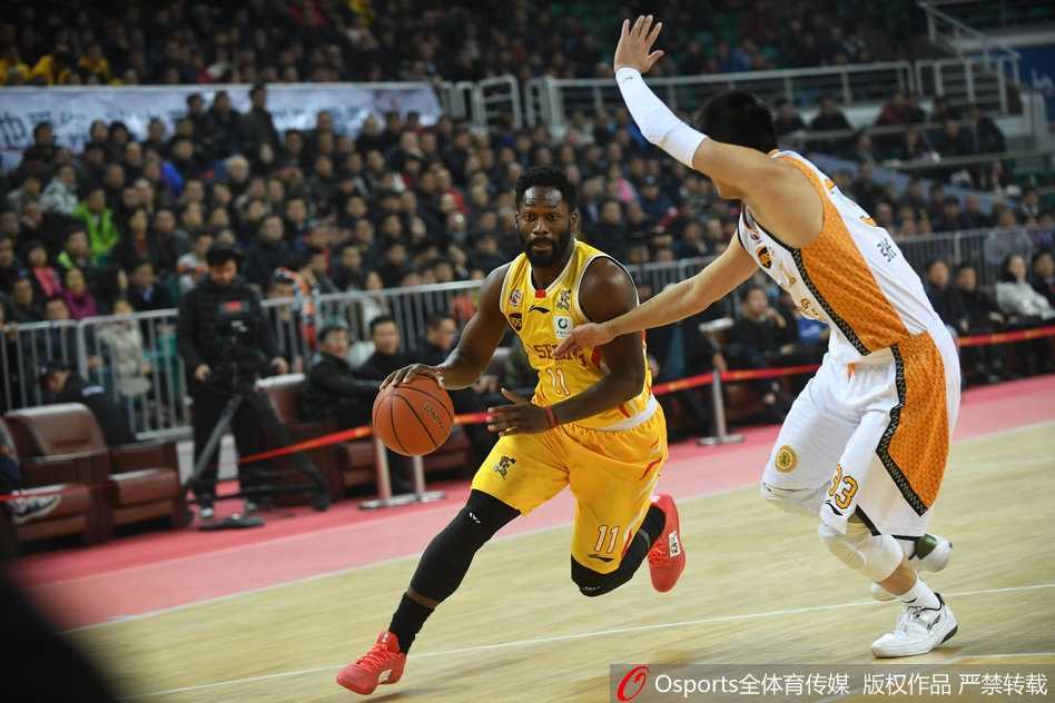 胜利哨响一刻，同曦队球员们在中圈紧紧相拥，庆祝这场来之不易的客场胜利，他们的脸上洋溢着结束连败后的喜悦与释然。