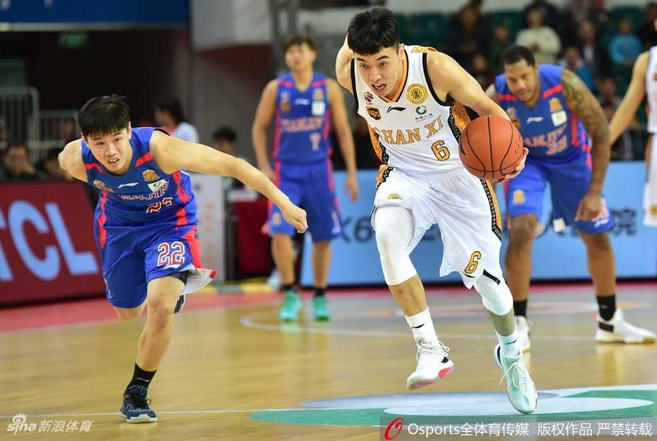 斯科拉篮下梦幻脚步，面对天津队霍尔曼的贴身防守，依旧稳健地勾手投篮。