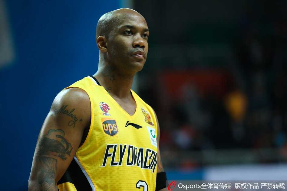 比赛哨声吹响瞬间，南京同曦主场灯光璀璨，地板映出主队标志，球迷们挥舞着充气棒，仿佛一片蓝色的海洋在翻腾，大战一触即发。