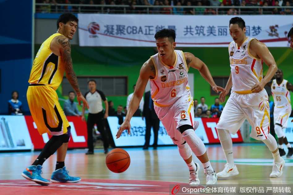 完成空中接力后的希克森紧紧攥紧右拳，青筋暴起，仰天长啸，面部肌肉因怒吼而紧绷，身后的北控球员只能望球兴叹，这一刻江宁体育馆彻底沦为欢乐的海洋。