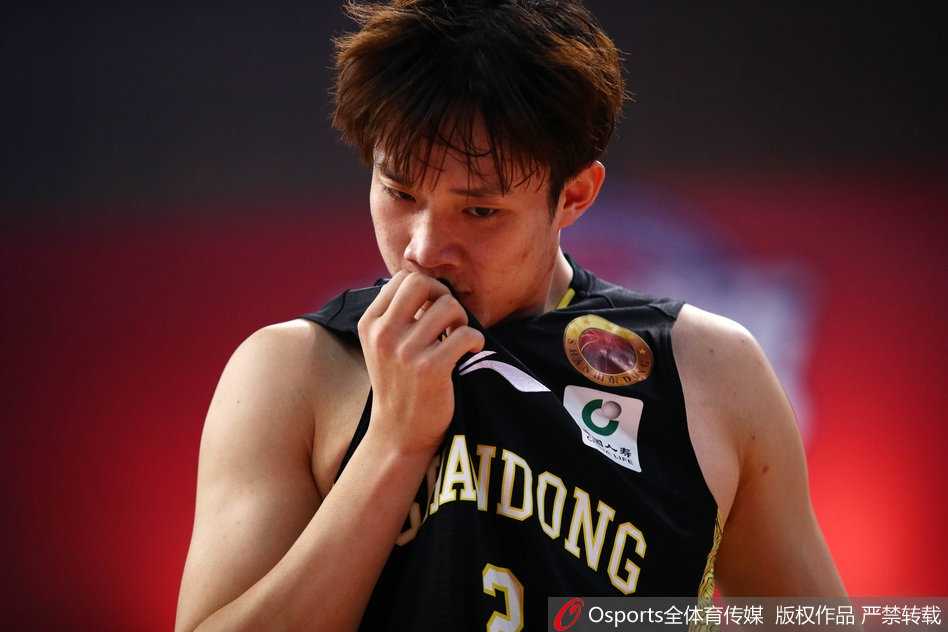 丁彦雨航在山东高速队替补席前怒吼庆祝，眼神中充满杀气，汗水浸透了他的球衣。