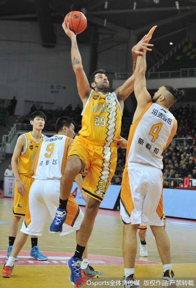 裁判指尖轻触篮球，两队中锋胡金秋与闫鹏飞瞬间跃起，如双龙出海直冲云霄，为这场龙争虎斗拉开了最原始的序幕。