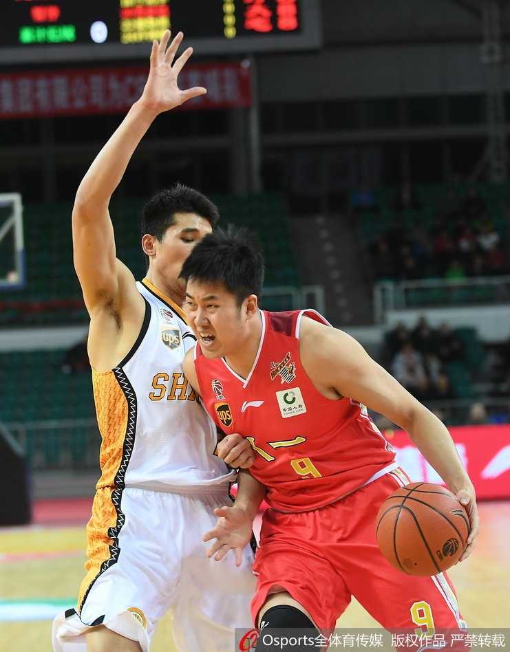 曾令旭持球如离弦之箭般撕破八一防线，他脑后传球的假动作骗过所有防守者，灵动身影令人过目难忘。